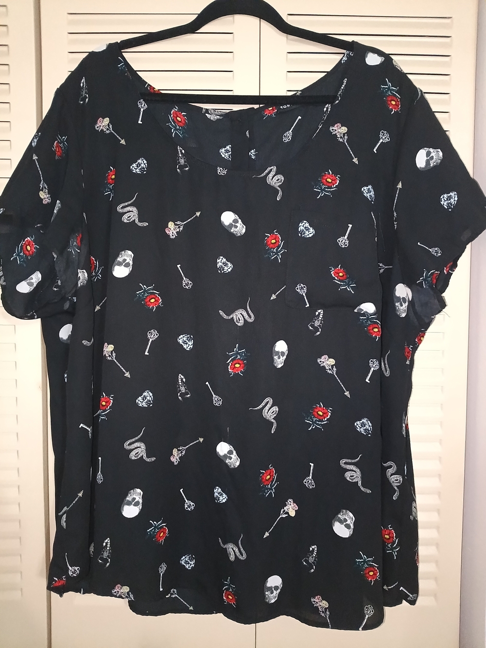 torrid Black Short-Sleeve Top with Red Floral & Skull Print